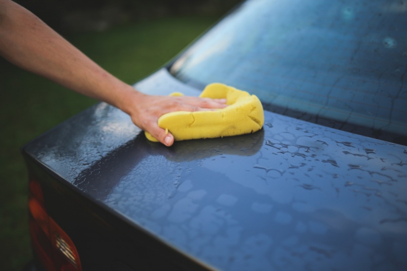 carrosserie-TOURVES-min_cleaning_washing_carwash_sponge_car_auto_hand_man-722705